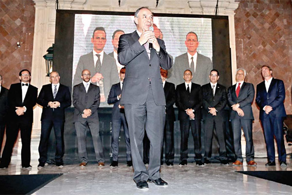 Dominar los negocios, preocuparse por sus colaboradores y predicar con el ejemplo son factores que hablan de un buen líder frente a una empresa