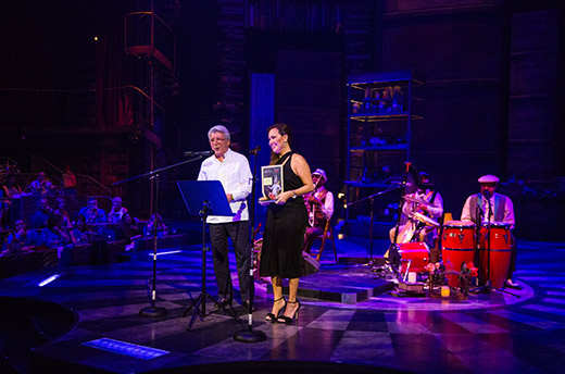 Reafirmando su compromiso con la industria del entretenimiento a través de las artes y durante una excepcional función de su multisensorial espectáculo Cirque du Soleil JOYÀ