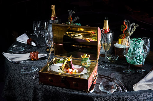 Para la ya icónica cena del espectáculo residente en la Riviera Maya, Alexis Bostelmann y su equipo crearon un completamente nuevo mundo de fantasía con productos de origen mexicano como preludio a la mágica experiencia de JOYÀ